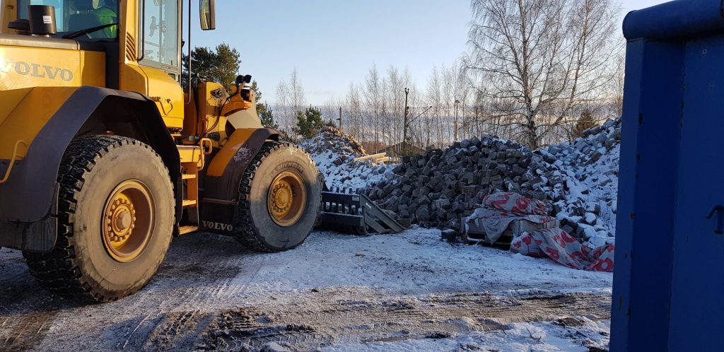 Hjullastare vid sten- och jordmassor på entreprenad.